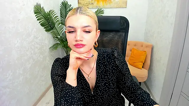 Snapshot of SelenaeMoore chatting on March 2025 02:44:01 PM SelenaeMoore online show from March 2025 02:44:01 PM