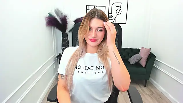 Snapshot of SelenaeMoore chatting on September 2025 07:41:02 PM SelenaeMoore online show from September 2025 07:41:02 PM