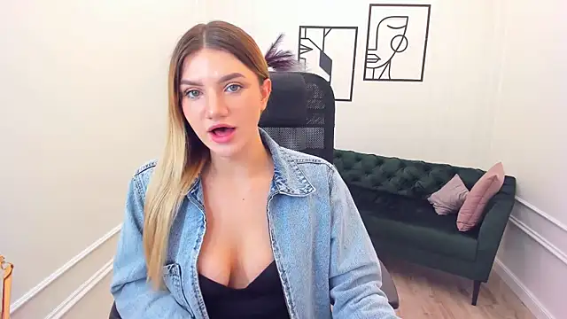 Snapshot of SelenaeMoore chatting on October 2025 08:08:02 PM SelenaeMoore online show from October 2025 08:08:02 PM