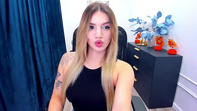 Snapshot of SelenaeMoore chatting on October 2025 07:36:02 PM SelenaeMoore online show from October 2025 07:36:02 PM