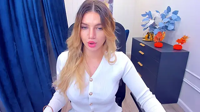 Snapshot of SelenaeMoore chatting on October 2025 03:40:01 AM SelenaeMoore online show from October 2025 03:40:01 AM