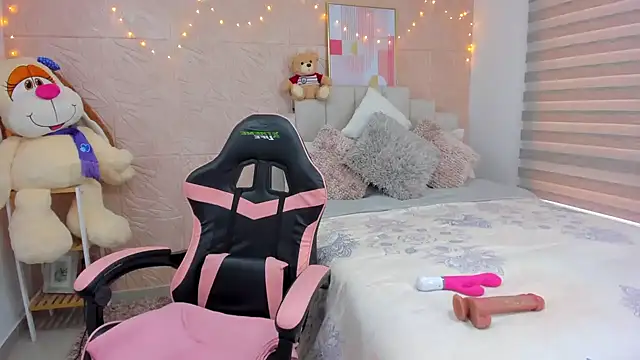 Snapshot of emilyharrix chatting on December 2024 09:37:01 PM emilyharrix online show from December 2024 09:37:01 PM