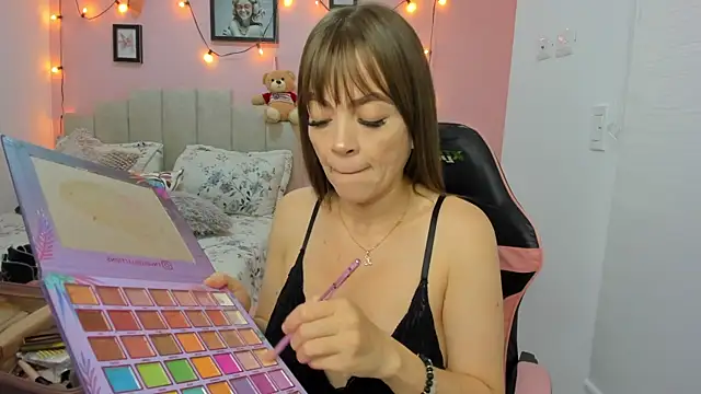 Snapshot of emilyharrix chatting on October 2025 04:46:01 PM emilyharrix online show from October 2025 04:46:01 PM