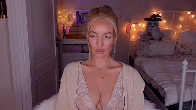 Snapshot of aestetick chatting on October 2025 01:12:01 PM aestetick online show from October 2025 01:12:01 PM