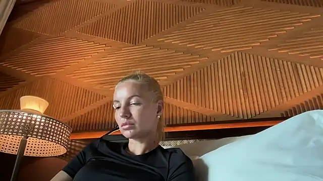 Snapshot of aestetick chatting on November 2025 04:27:01 AM aestetick online show from November 2025 04:27:01 AM