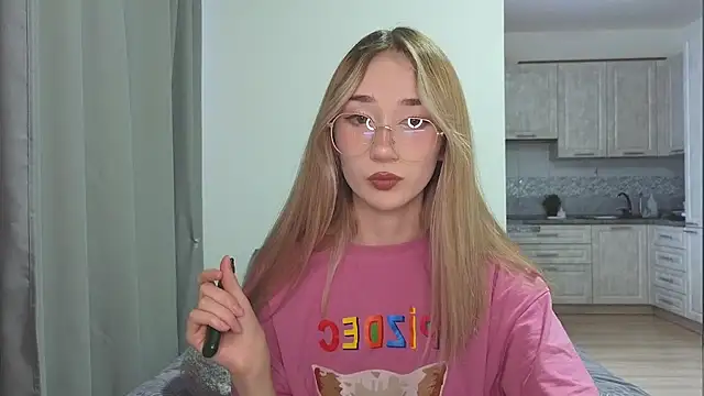 Snapshot of VikiSea chatting on March 2025 12:02:02 PM VikiSea online show from March 2025 12:02:02 PM