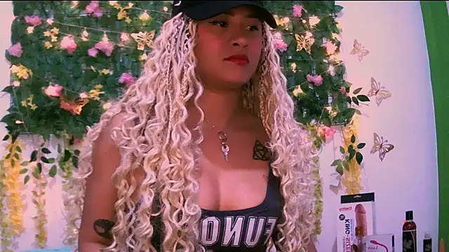 Snapshot of Crysrus chatting on November 2025 10:41:02 PM Crysrus online show from November 2025 10:41:02 PM