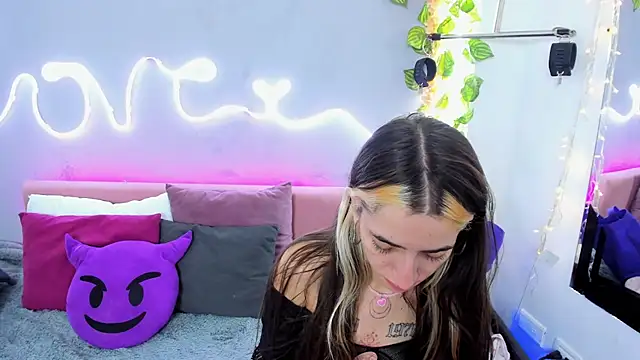 Snapshot of YouliteSllut2 chatting on March 2025 08:10:02 PM YouliteSllut2 online show from March 2025 08:10:02 PM