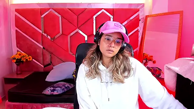 Snapshot of Olivia_Fox69 chatting on May 2026 03:48:01 AM Olivia Fox69 online show from May 2026 03:48:01 AM