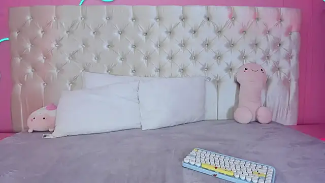 Julieta Cortes   online show from February 2026 12:04:02 PM