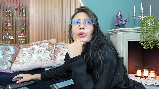 NayeCloud online show from November 2025 03:39:01 AM