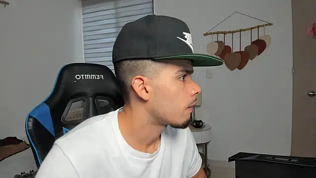 mateoleonee online show from February 2026 07:54:02 PM