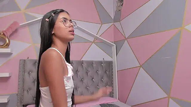 Isa little4u online show from February 2025 01:34:01 AM