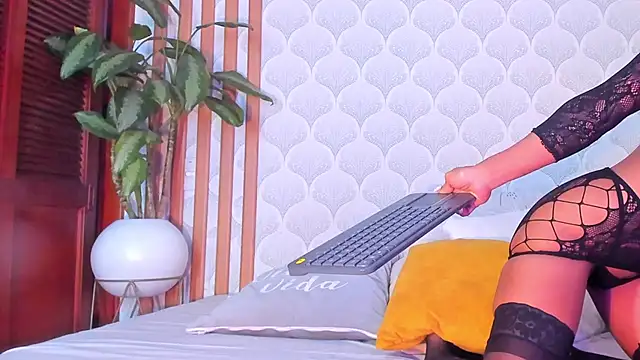 Snapshot of PamelaReall chatting on December 2024 11:05:02 PM PamelaReall online show from December 2024 11:05:02 PM