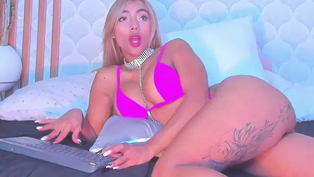 Snapshot of PamelaReall chatting on February 2025 07:09:02 AM PamelaReall online show from February 2025 07:09:02 AM