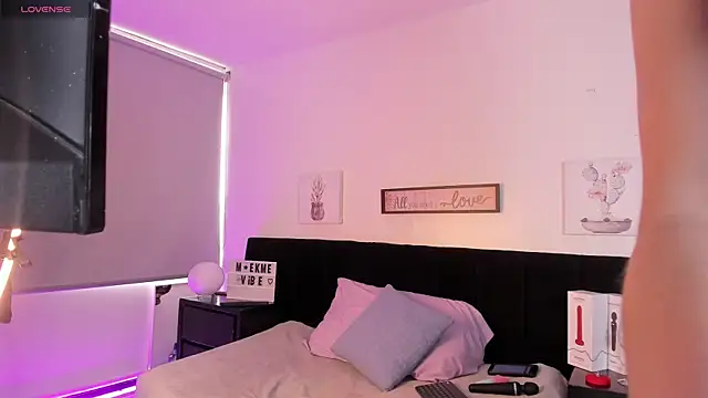 Natasha Kinski online show from February 2025 07:19:02 PM