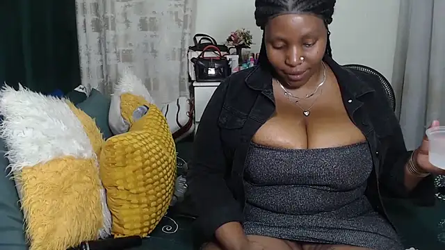 Snapshot of GaggingQueenxx chatting on June 2026 04:20:02 PM GaggingQueenxx online show from June 2026 04:20:02 PM