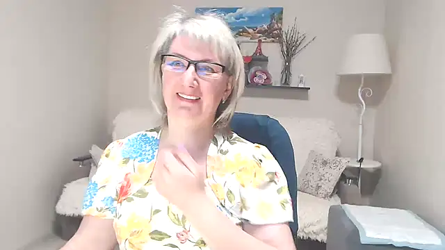 Snapshot of FleurMays chatting on May 2026 06:08:02 AM FleurMays online show from May 2026 06:08:02 AM