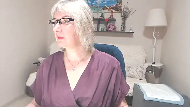 Snapshot of FleurMays chatting on May 2026 04:21:02 AM FleurMays online show from May 2026 04:21:02 AM