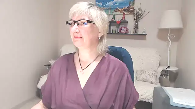 Snapshot of FleurMays chatting on May 2026 04:09:02 AM FleurMays online show from May 2026 04:09:02 AM
