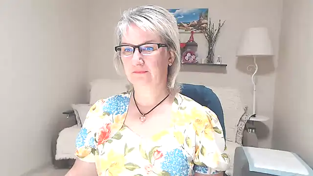 Snapshot of FleurMays chatting on June 2026 03:31:01 AM FleurMays online show from June 2026 03:31:01 AM
