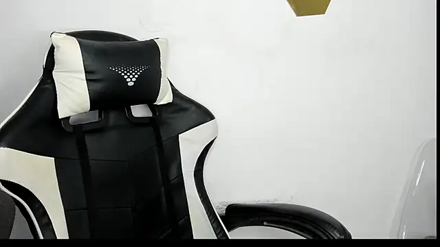 Snapshot of HelueHorny13 chatting on January 2025 05:05:01 AM HelueHorny13 online show from January 2025 05:05:01 AM