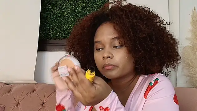 nataly velez online show from November 2025 05:13:02 PM