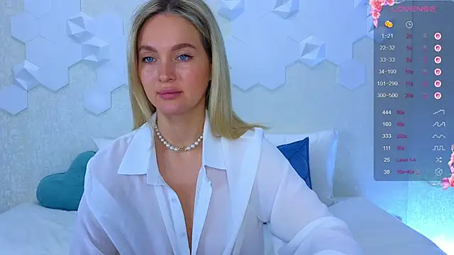 Snapshot of Lynna_Sparks chatting on October 2025 02:18:01 AM Lynna Sparks online show from October 2025 02:18:01 AM