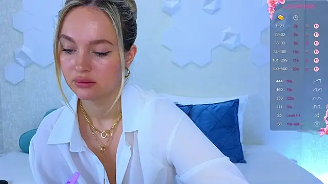 Snapshot of Lynna_Sparks chatting on October 2025 02:43:02 AM Lynna Sparks online show from October 2025 02:43:02 AM