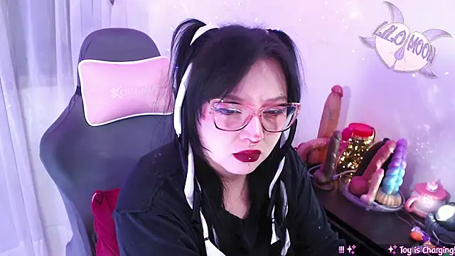 Snapshot of LiloMoon69 chatting on May 2026 12:48:02 AM LiloMoon69 online show from May 2026 12:48:02 AM