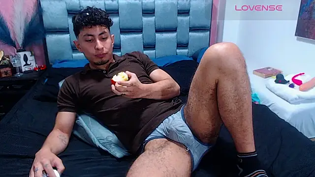Snapshot of Piggy_Eddy chatting on December 2024 02:21:01 PM Piggy Eddy online show from December 2024 02:21:01 PM