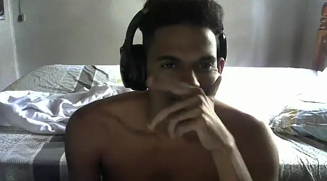 Snapshot of RenziTatte chatting on December 2024 01:39:01 PM RenziTatte online show from December 2024 01:39:01 PM