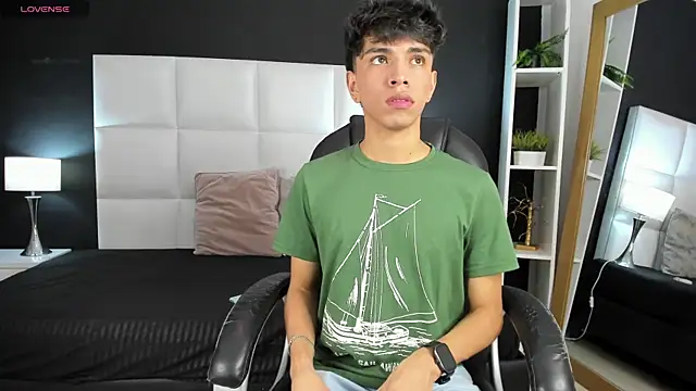 Snapshot of Santy_carrington chatting on December 2024 05:54:02 PM Santy carrington online show from December 2024 05:54:02 PM