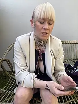 poussichienne online show from March 2025 01:06:02 PM