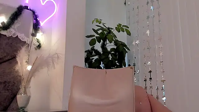 Snapshot of BonnieCute_ chatting on December 2024 02:44:01 PM BonnieCute online show from December 2024 02:44:01 PM