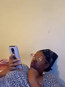 Snapshot of madamsensuale chatting on January 2025 01:59:02 AM madamsensuale online show from January 2025 01:59:02 AM