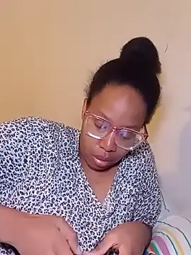 Snapshot of madamsensuale chatting on January 2025 03:27:02 AM madamsensuale online show from January 2025 03:27:02 AM