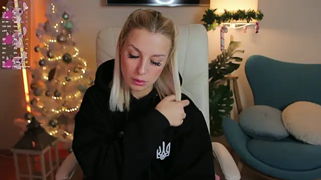 Snapshot of Crystal_Barbie chatting on December 2024 01:59:02 AM Crystal Barbie online show from December 2024 01:59:02 AM