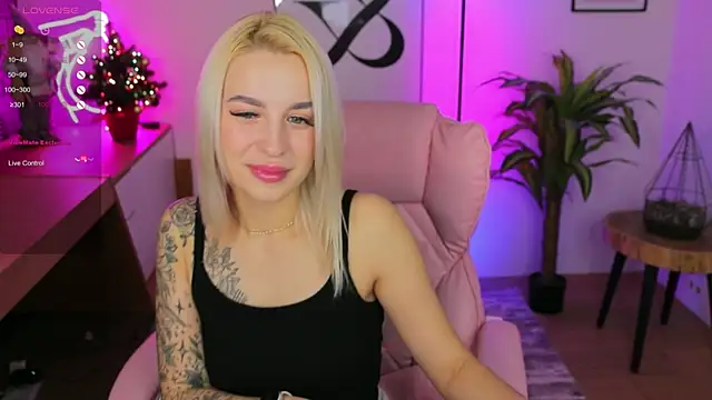 Snapshot of Crystal_Barbie chatting on January 2025 10:55:01 PM Crystal Barbie online show from January 2025 10:55:01 PM