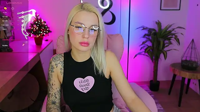 Snapshot of Crystal_Barbie chatting on January 2025 07:28:01 PM Crystal Barbie online show from January 2025 07:28:01 PM