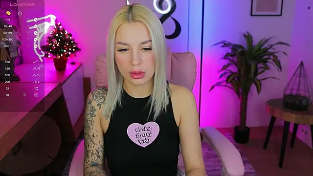 Snapshot of Crystal_Barbie chatting on January 2025 10:30:02 PM Crystal Barbie online show from January 2025 10:30:02 PM