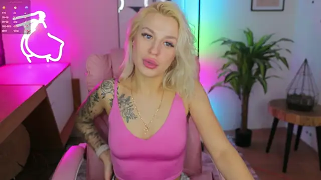 Snapshot of Crystal_Barbie chatting on February 2025 04:57:02 AM Crystal Barbie online show from February 2025 04:57:02 AM