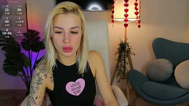 Snapshot of Crystal_Barbie chatting on February 2025 07:25:02 PM Crystal Barbie online show from February 2025 07:25:02 PM