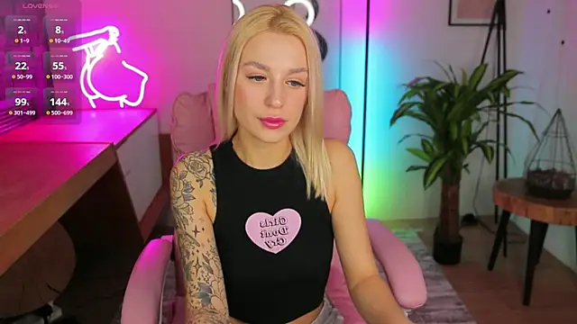 Snapshot of Crystal_Barbie chatting on March 2025 10:49:02 PM Crystal Barbie online show from March 2025 10:49:02 PM