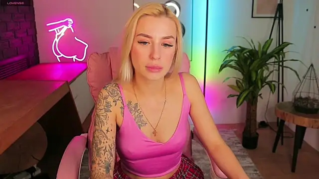 Snapshot of Crystal_Barbie chatting on March 2025 04:37:02 AM Crystal Barbie online show from March 2025 04:37:02 AM