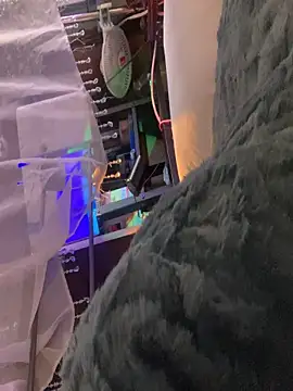 gurlnips online show from December 2025 03:56:01 AM