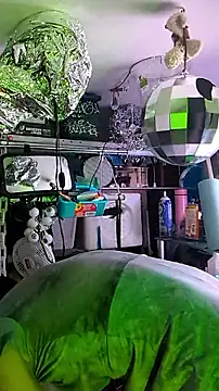 gurlnips online show from January 2026 01:04:01 PM