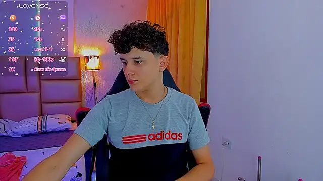 Snapshot of Nathan_Bluee chatting on February 2025 01:50:01 PM Nathan Bluee online show from February 2025 01:50:01 PM