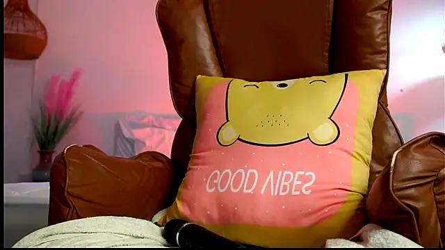 Snapshot of Avrilmoon chatting on January 2026 01:53:01 AM Avrilmoon online show from January 2026 01:53:01 AM