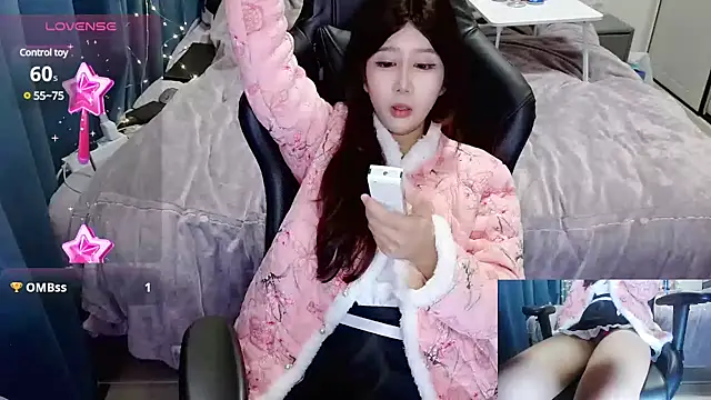 Snapshot of Angelababy001 chatting on December 2024 02:33:01 PM Angelababy001 online show from December 2024 02:33:01 PM